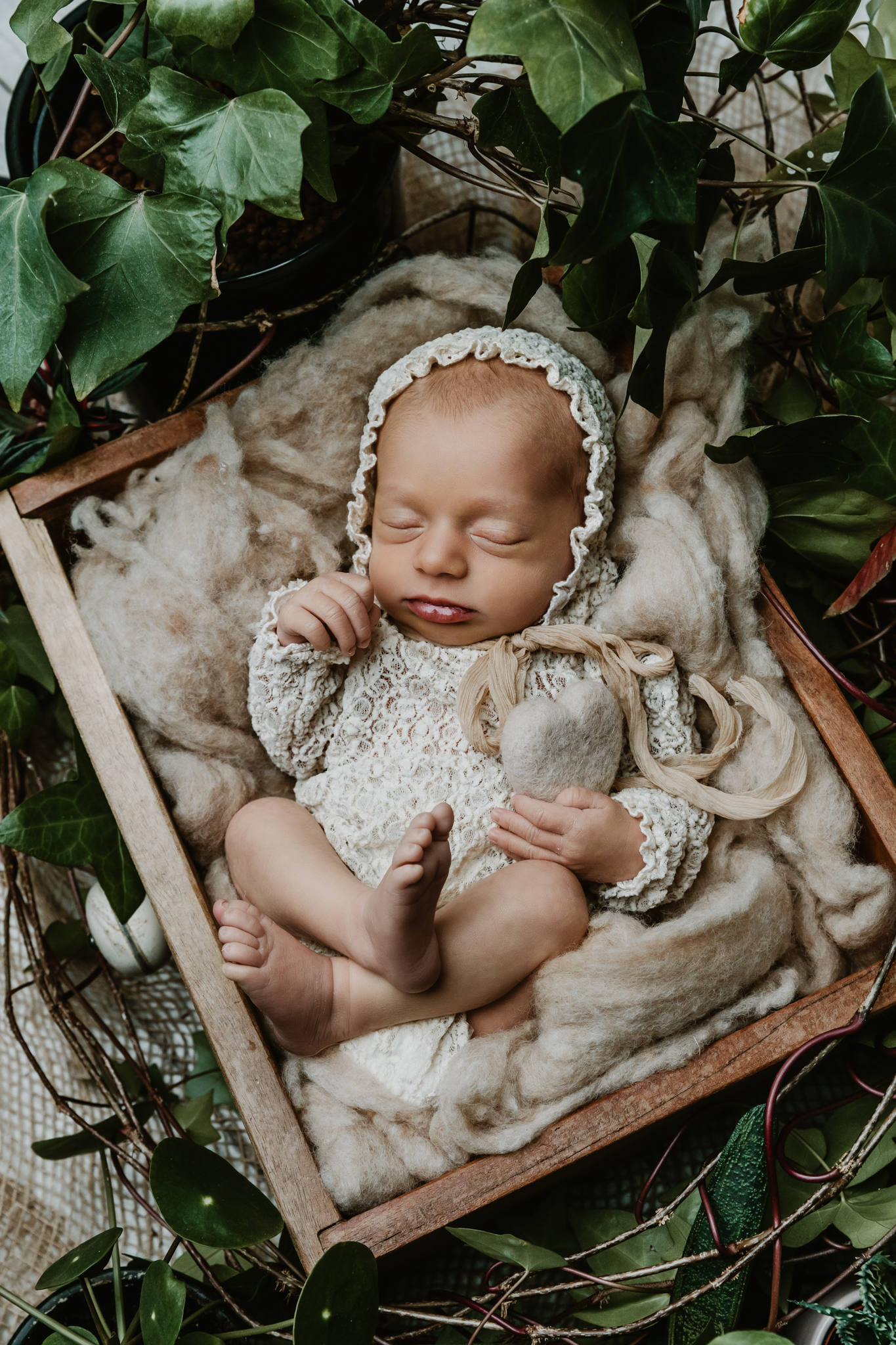 Photographe naturel nouveau-né suisse romande. Shooting lifestyle bébé Neuchâtel