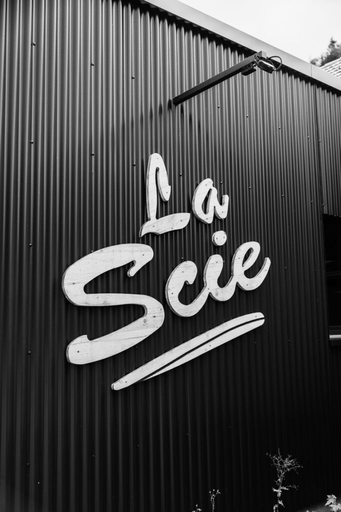 Mariage Atypique en Suisse à La Scie, Buvette de la Patinoire à Charmey. Mariés tatoués, mariage Metal, ambiance rock Suisse, Photographe de Mariage atypique