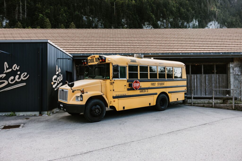 Mariage Atypique en Suisse à La Scie, Buvette de la Patinoire à Charmey. Mariés tatoués, mariage Metal, ambiance rock Suisse, Photographe de Mariage atypique