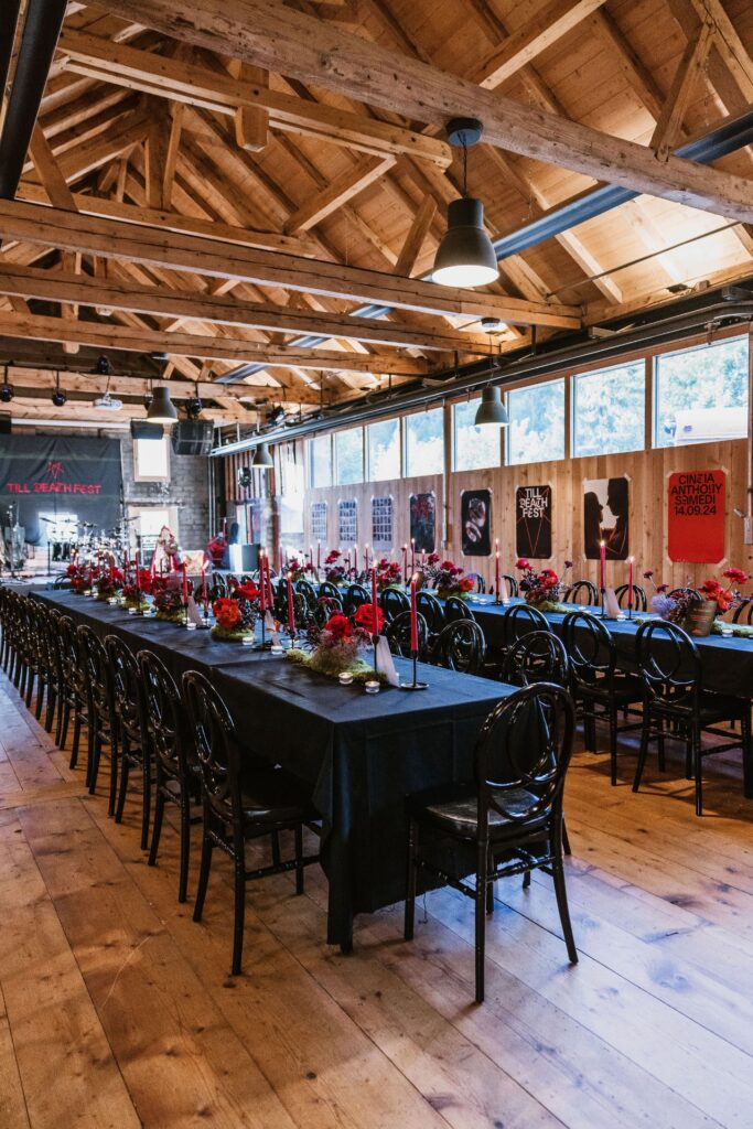 Mariage Atypique en Suisse à La Scie, Buvette de la Patinoire à Charmey. Mariés tatoués, mariage Metal, ambiance rock Suisse, Photographe de Mariage atypique