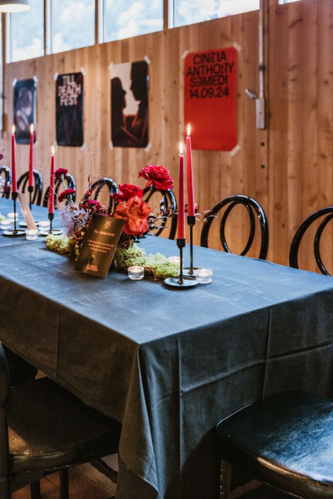 Mariage Atypique en Suisse à La Scie, Buvette de la Patinoire à Charmey. Mariés tatoués, mariage Metal, ambiance rock Suisse, Photographe de Mariage atypique