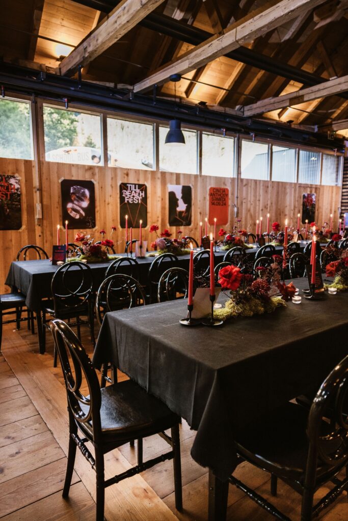 Mariage Atypique en Suisse à La Scie, Buvette de la Patinoire à Charmey. Mariés tatoués, mariage Metal, ambiance rock Suisse, Photographe de Mariage atypique