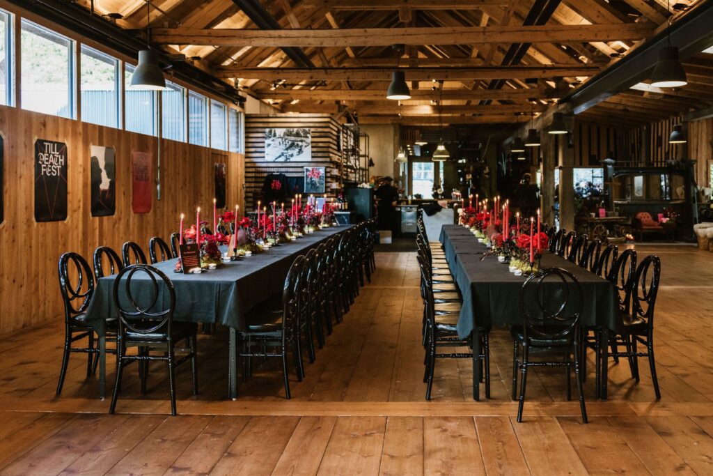 Mariage Atypique en Suisse à La Scie, Buvette de la Patinoire à Charmey. Mariés tatoués, mariage Metal, ambiance rock Suisse, Photographe de Mariage atypique