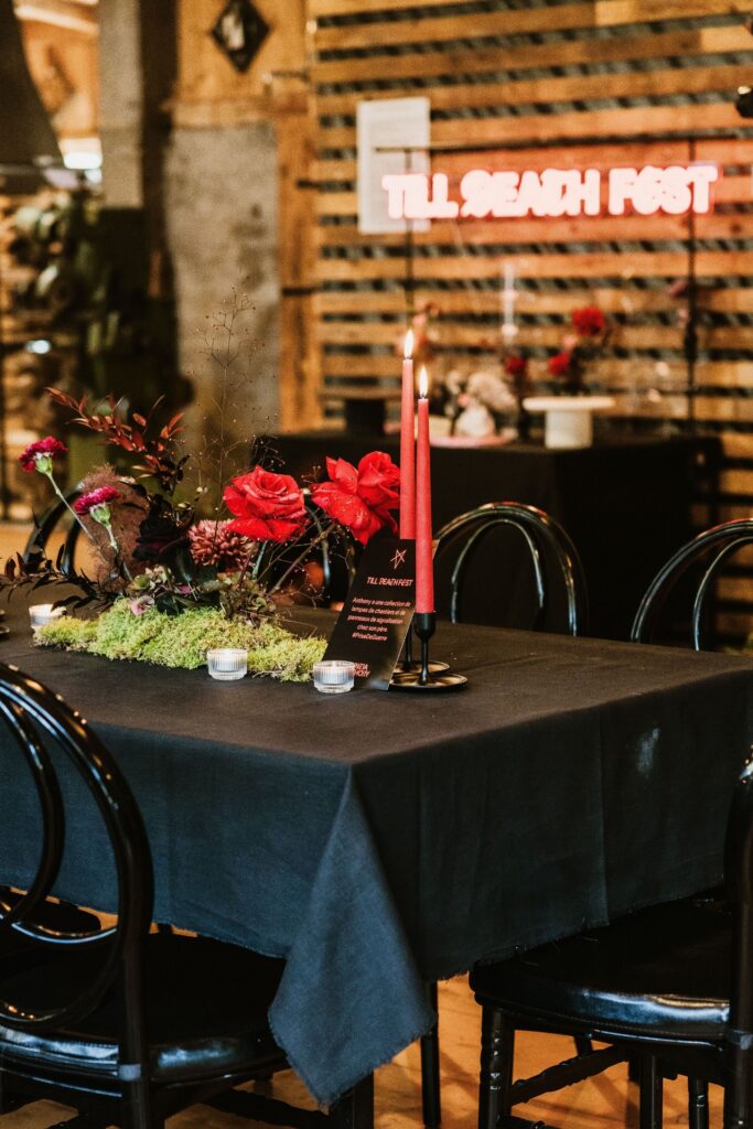 Mariage Atypique en Suisse à La Scie, Buvette de la Patinoire à Charmey. Mariés tatoués, mariage Metal, ambiance rock Suisse, Photographe de Mariage atypique