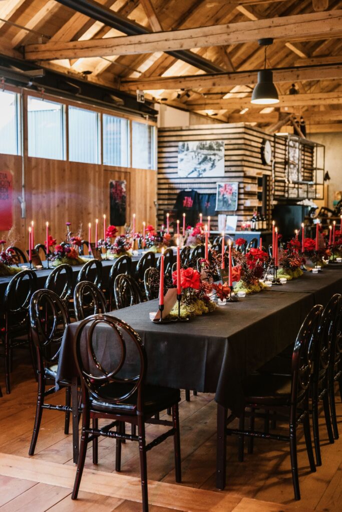 Mariage Atypique en Suisse à La Scie, Buvette de la Patinoire à Charmey. Mariés tatoués, mariage Metal, ambiance rock Suisse, Photographe de Mariage atypique