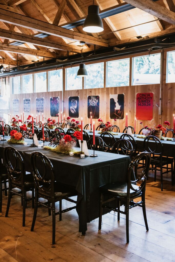 Mariage Atypique en Suisse à La Scie, Buvette de la Patinoire à Charmey. Mariés tatoués, mariage Metal, ambiance rock Suisse, Photographe de Mariage atypique