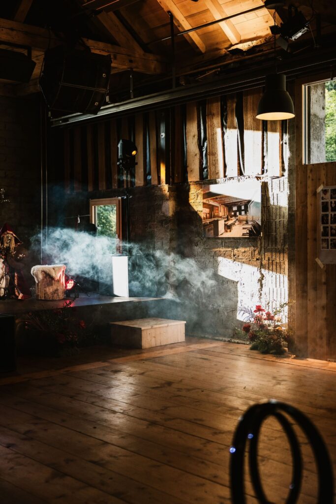 Mariage Atypique en Suisse à La Scie, Buvette de la Patinoire à Charmey. Mariés tatoués, mariage Metal, ambiance rock Suisse, Photographe de Mariage atypique