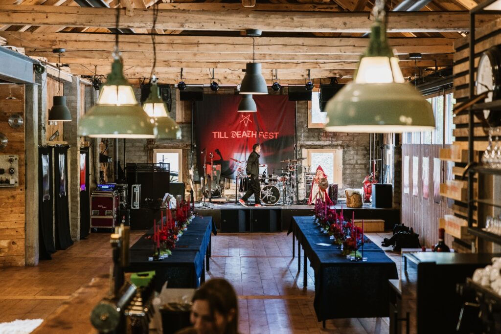 Mariage Atypique en Suisse à La Scie, Buvette de la Patinoire à Charmey. Mariés tatoués, mariage Metal, ambiance rock Suisse, Photographe de Mariage atypique