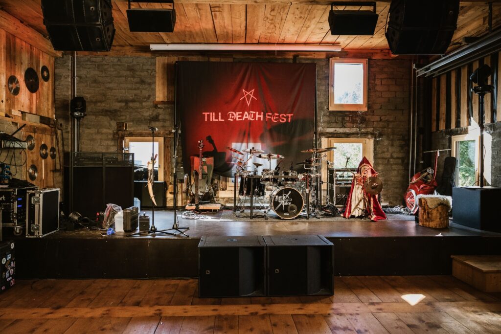 Mariage Atypique en Suisse à La Scie, Buvette de la Patinoire à Charmey. Mariés tatoués, mariage Metal, ambiance rock Suisse, Photographe de Mariage atypique