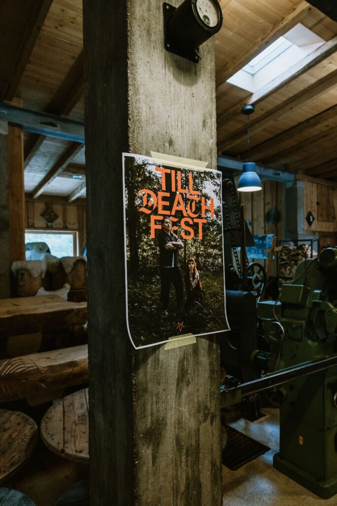 Mariage Atypique en Suisse à La Scie, Buvette de la Patinoire à Charmey. Mariés tatoués, mariage Metal, ambiance rock Suisse, Photographe de Mariage atypique