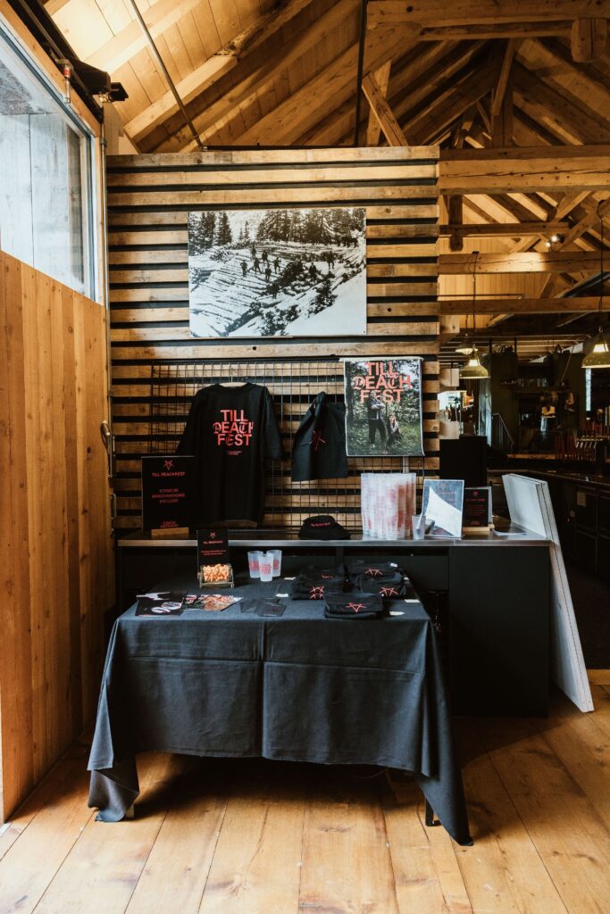 Mariage Atypique en Suisse à La Scie, Buvette de la Patinoire à Charmey. Mariés tatoués, mariage Metal, ambiance rock Suisse, Photographe de Mariage atypique