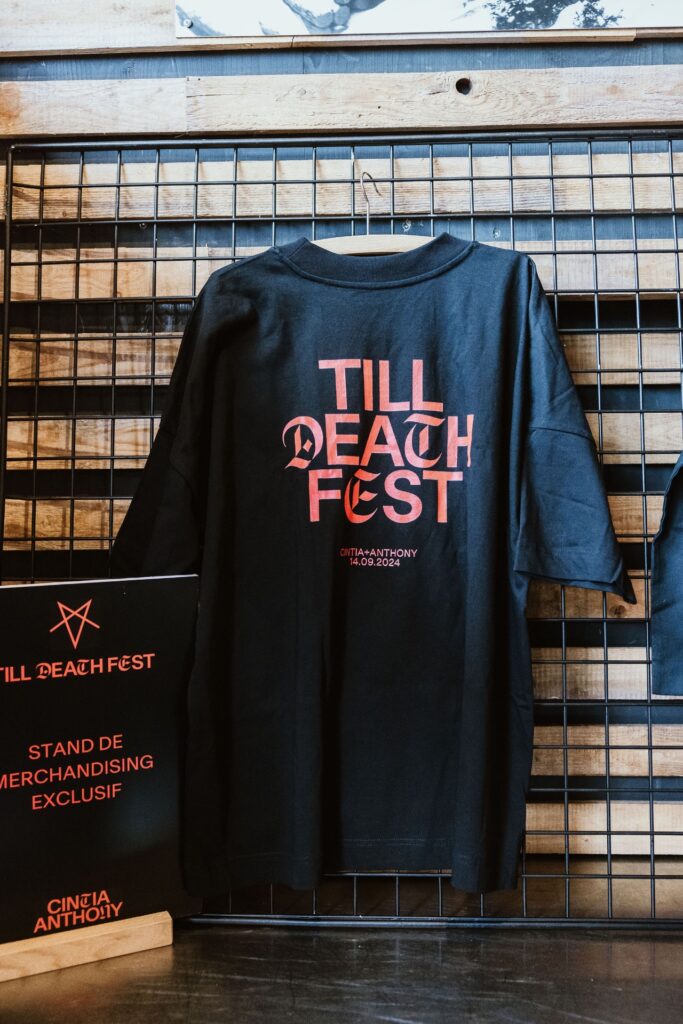 Mariage Atypique en Suisse à La Scie, Buvette de la Patinoire à Charmey. Mariés tatoués, mariage Metal, ambiance rock Suisse, Photographe de Mariage atypique