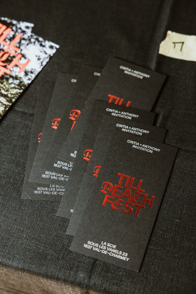 Mariage Atypique en Suisse à La Scie, Buvette de la Patinoire à Charmey. Mariés tatoués, mariage Metal, ambiance rock Suisse, Photographe de Mariage atypique