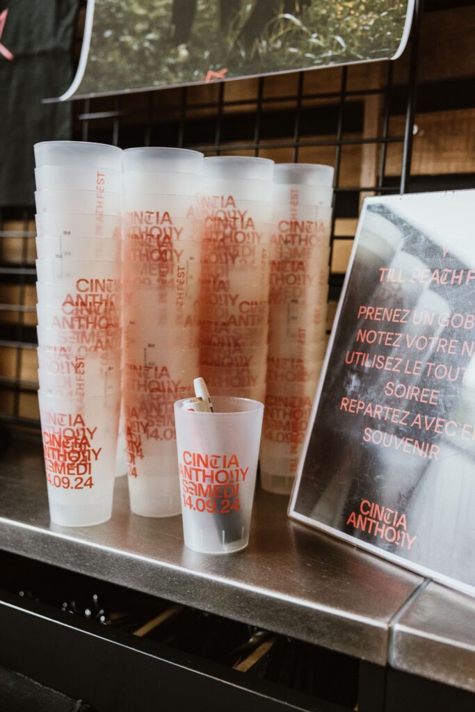 Mariage Atypique en Suisse à La Scie, Buvette de la Patinoire à Charmey. Mariés tatoués, mariage Metal, ambiance rock Suisse, Photographe de Mariage atypique