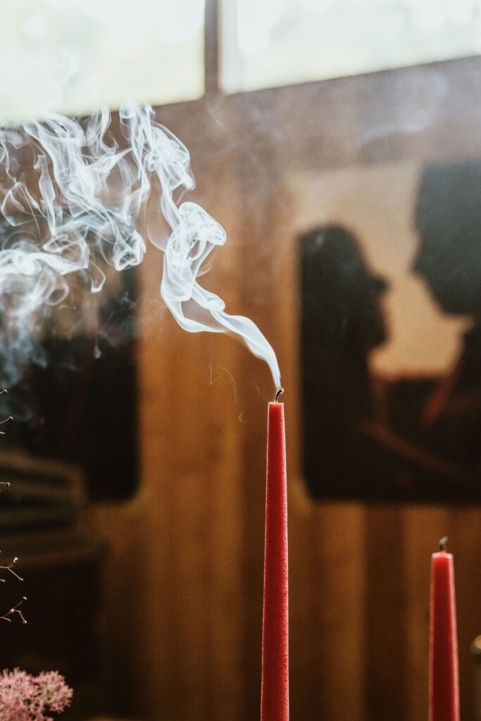 Mariage Atypique en Suisse à La Scie, Buvette de la Patinoire à Charmey. Mariés tatoués, mariage Metal, ambiance rock Suisse, Photographe de Mariage atypique