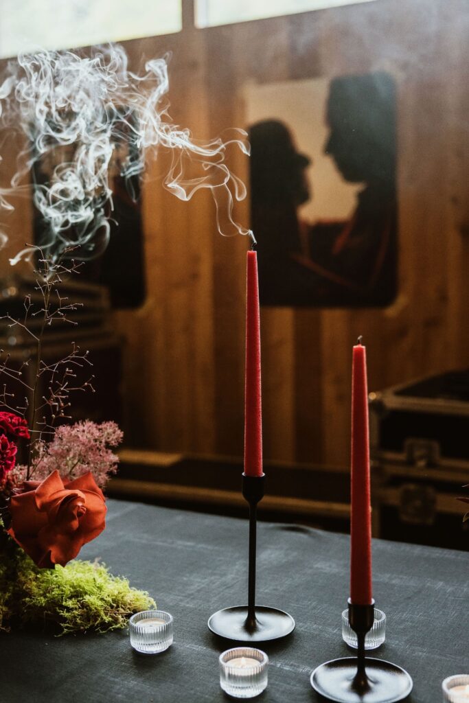 Mariage Atypique en Suisse à La Scie, Buvette de la Patinoire à Charmey. Mariés tatoués, mariage Metal, ambiance rock Suisse, Photographe de Mariage atypique