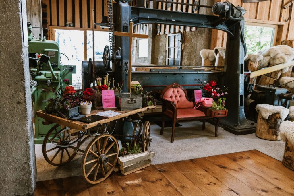 Mariage Atypique en Suisse à La Scie, Buvette de la Patinoire à Charmey. Mariés tatoués, mariage Metal, ambiance rock Suisse, Photographe de Mariage atypique. Téléphone livre d'or audio "Après le Bip"