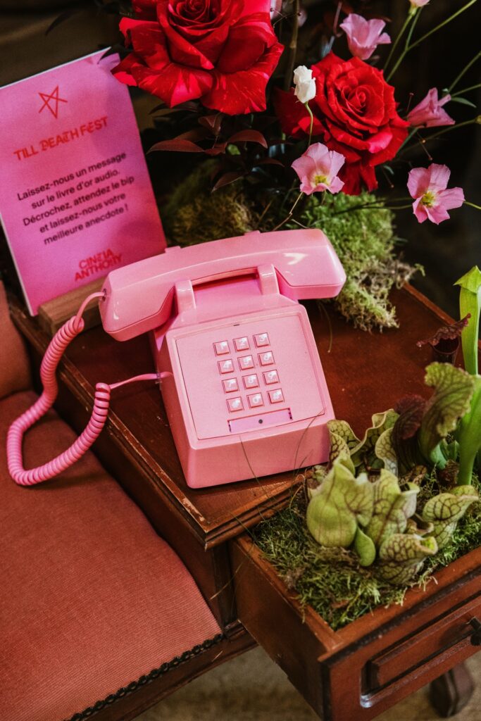 Mariage Atypique en Suisse à La Scie, Buvette de la Patinoire à Charmey. Mariés tatoués, mariage Metal, ambiance rock Suisse, Photographe de Mariage atypique. Téléphone livre d'or audio "Après le Bip"