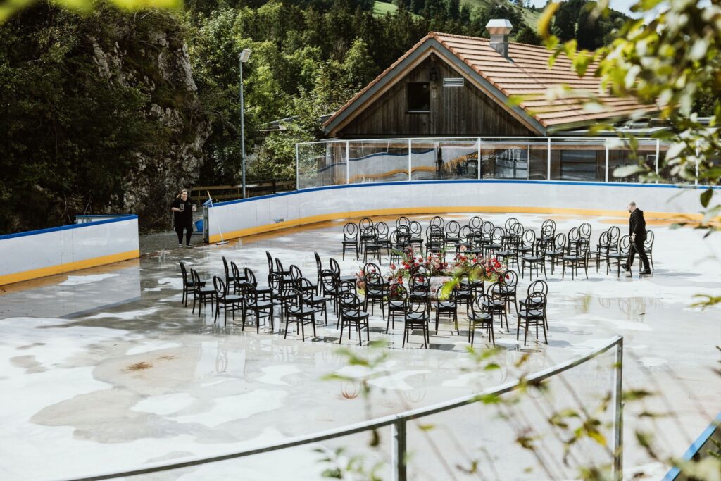 Mariage Atypique en Suisse à La Scie, Buvette de la Patinoire à Charmey. Mariés tatoués, mariage Metal, ambiance rock Suisse, Photographe de Mariage atypique.