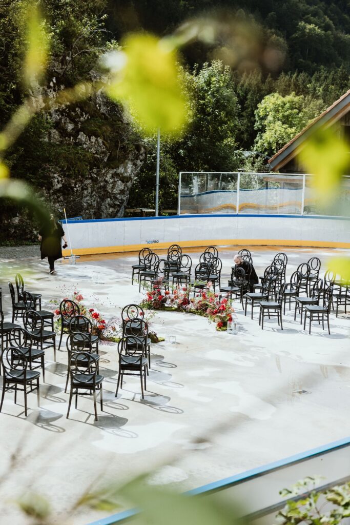 Mariage Atypique en Suisse à La Scie, Buvette de la Patinoire à Charmey. Mariés tatoués, mariage Metal, ambiance rock Suisse, Photographe de Mariage atypique.