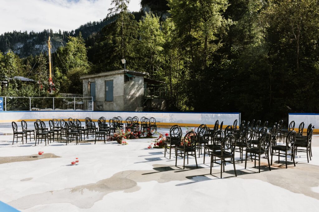 Mariage Atypique en Suisse à La Scie, Buvette de la Patinoire à Charmey. Mariés tatoués, mariage Metal, ambiance rock Suisse, Photographe de Mariage atypique.