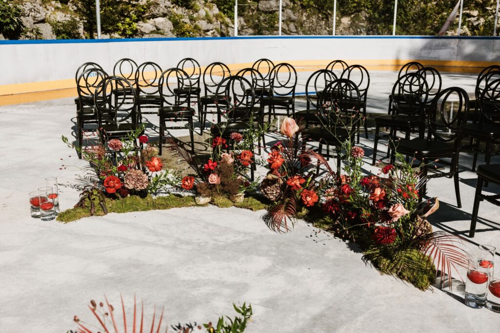 Mariage Atypique en Suisse à La Scie, Buvette de la Patinoire à Charmey. Mariés tatoués, mariage Metal, ambiance rock Suisse, Photographe de Mariage atypique.