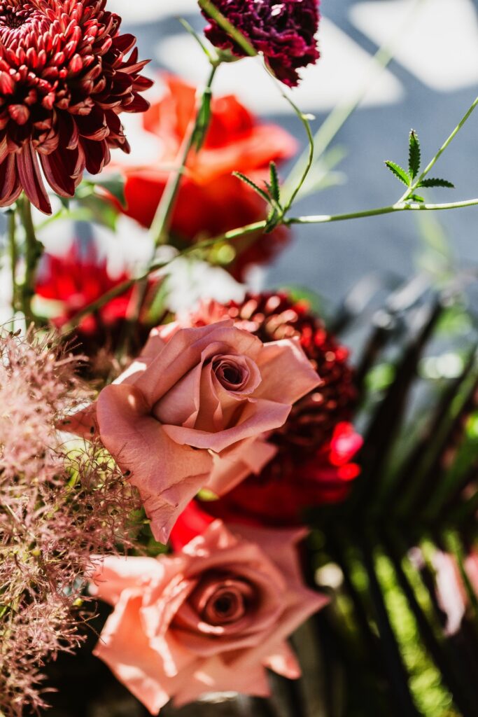 Mariage Atypique en Suisse à La Scie, Buvette de la Patinoire à Charmey. Mariés tatoués, mariage Metal, ambiance rock Suisse, Photographe de Mariage atypique.