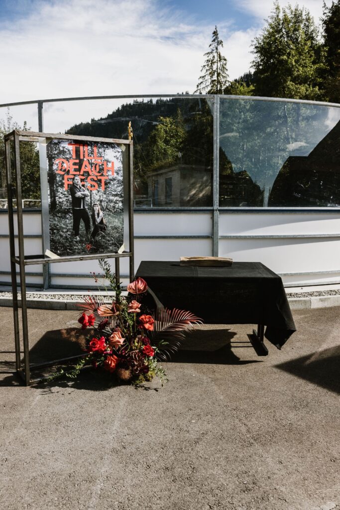 Mariage Atypique en Suisse à La Scie, Buvette de la Patinoire à Charmey. Mariés tatoués, mariage Metal, ambiance rock Suisse, Photographe de Mariage atypique.