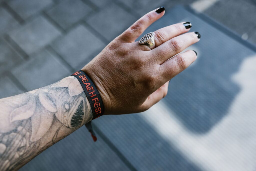 Mariage Atypique en Suisse à La Scie, Buvette de la Patinoire à Charmey. Mariés tatoués, mariage Metal, ambiance rock Suisse, Photographe de Mariage atypique.