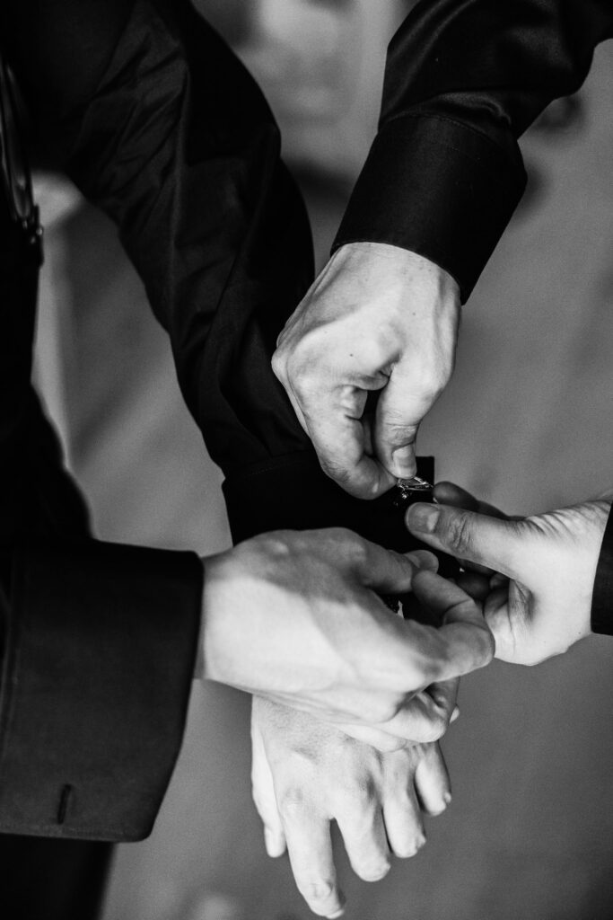 Photographe de Mariage atypique et rock en Suisse dans le canton de Fribourg, photos de préparatifs des mariés