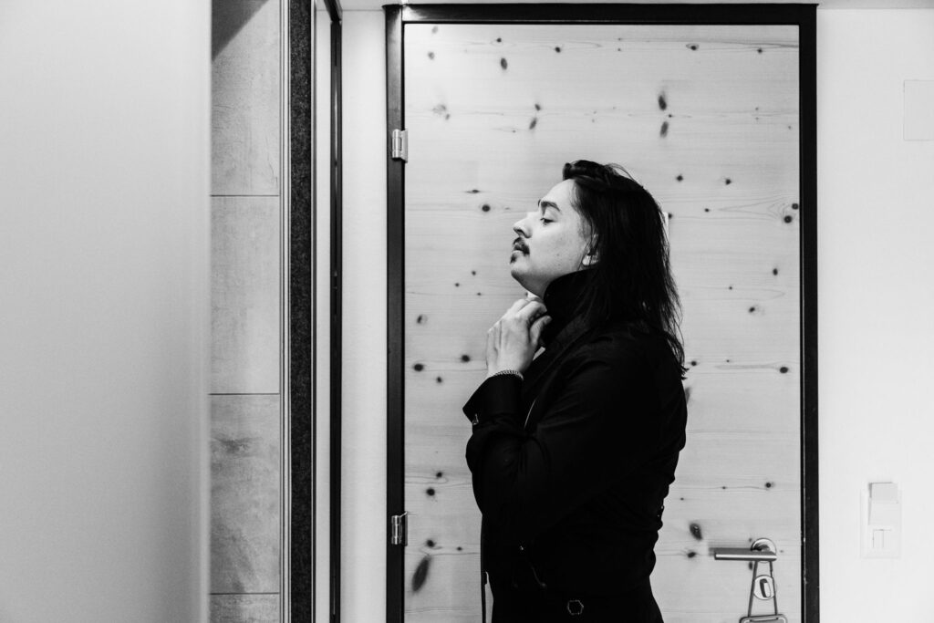 Photographe de Mariage atypique et rock en Suisse dans le canton de Fribourg, photos de préparatifs des mariés