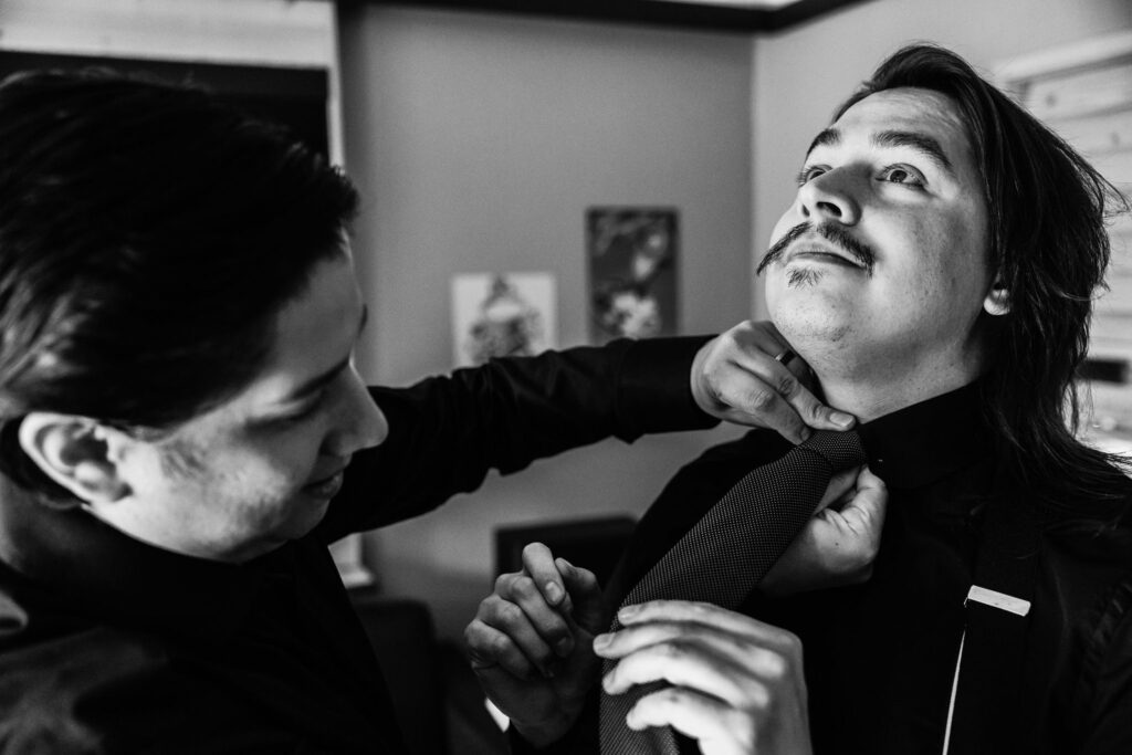 Photographe de Mariage atypique et rock en Suisse dans le canton de Fribourg, photos de préparatifs des mariés