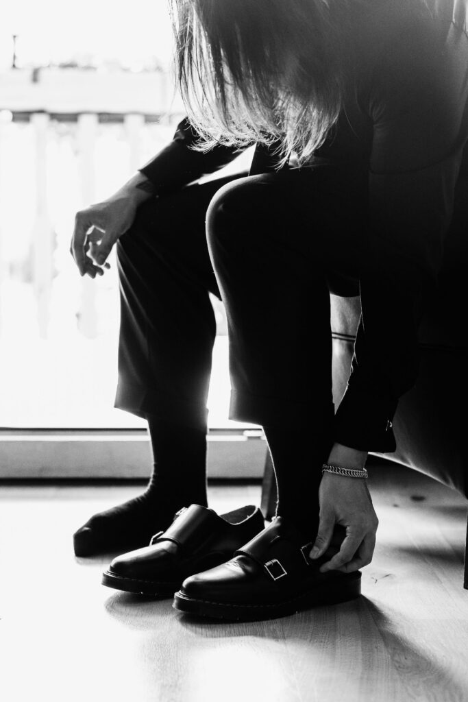 Photographe de Mariage atypique et rock en Suisse dans le canton de Fribourg, photos de préparatifs des mariés