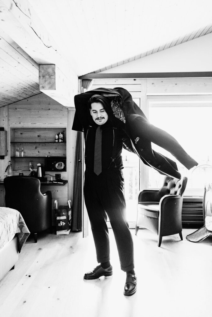 Photographe de Mariage atypique et rock en Suisse dans le canton de Fribourg, photos de préparatifs des mariés