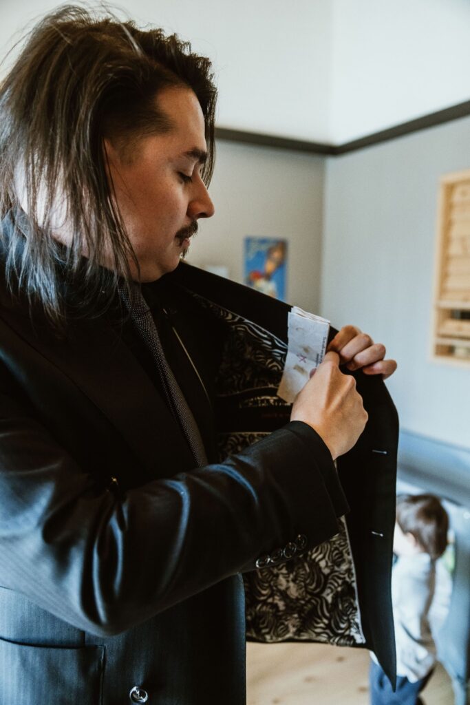 Photographe de Mariage atypique et rock en Suisse dans le canton de Fribourg, photos de préparatifs des mariés