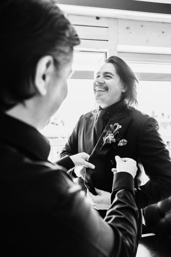 Photographe de Mariage atypique et rock en Suisse dans le canton de Fribourg, photos de préparatifs des mariés