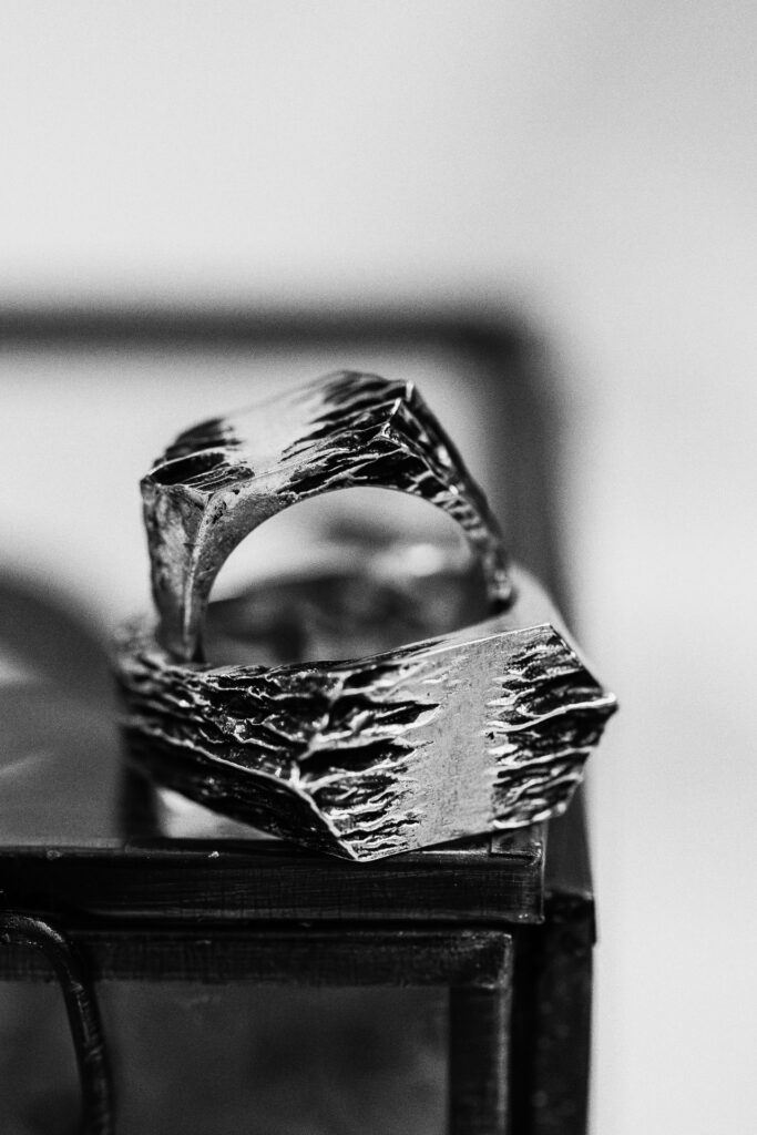 Photographe de Mariage atypique et rock en Suisse dans le canton de Fribourg, photos de préparatifs des mariés