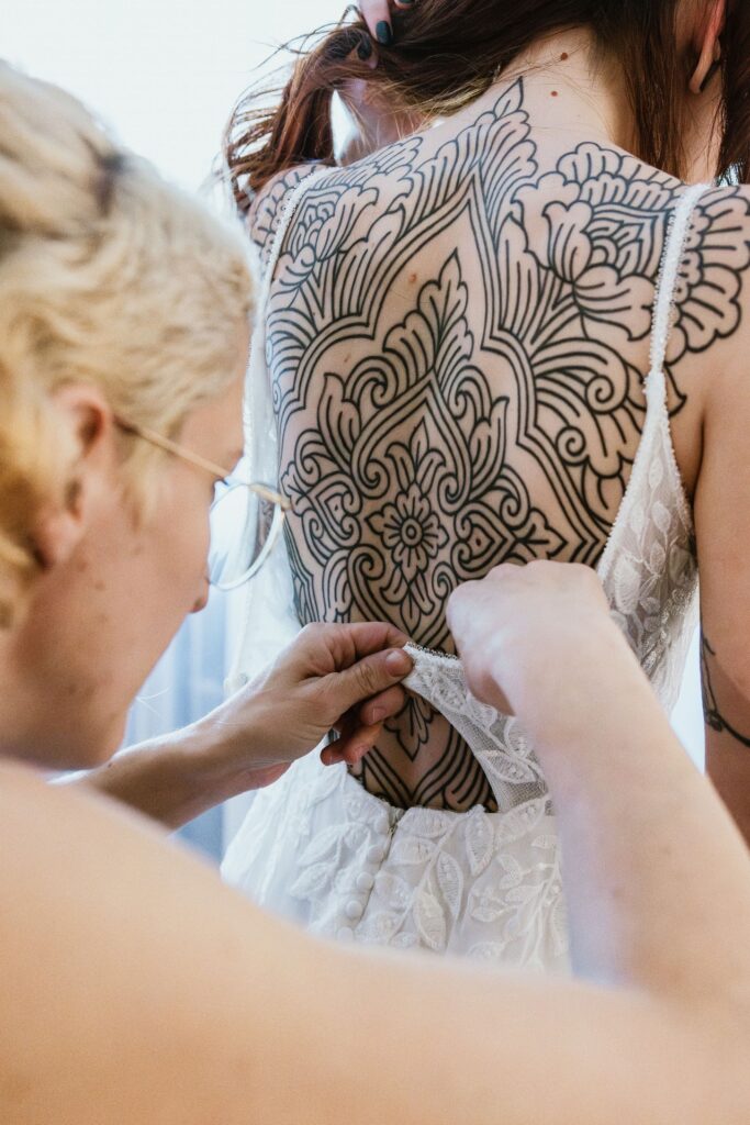Photographe de Mariage atypique et rock en Suisse dans le canton de Fribourg, photos de préparatifs des mariés