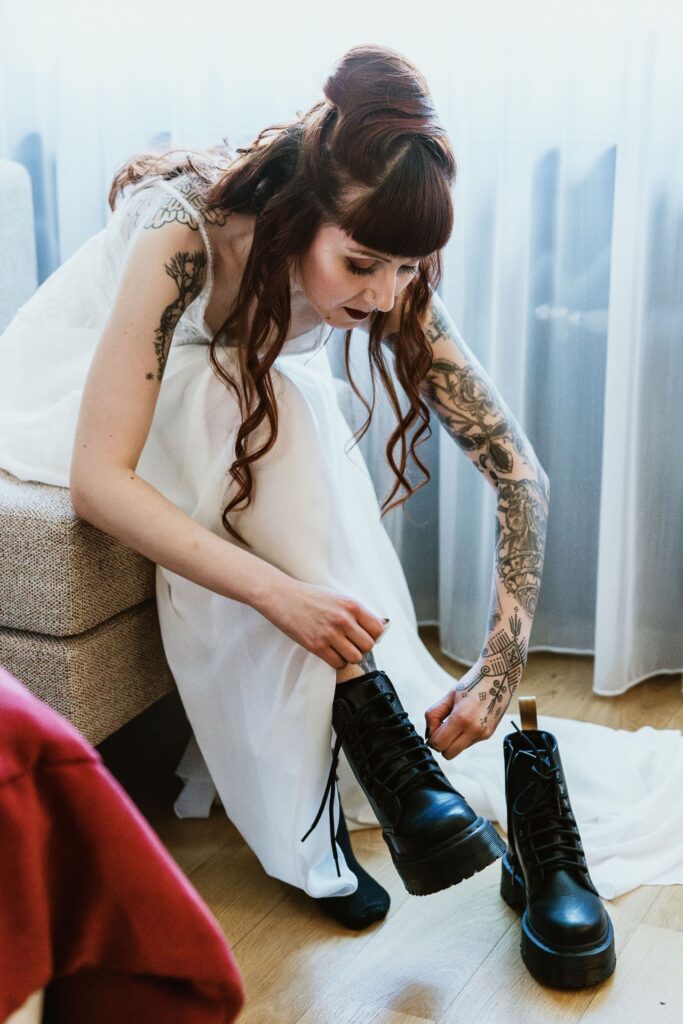 Photographe de Mariage atypique et rock en Suisse dans le canton de Fribourg, photos de préparatifs des mariés