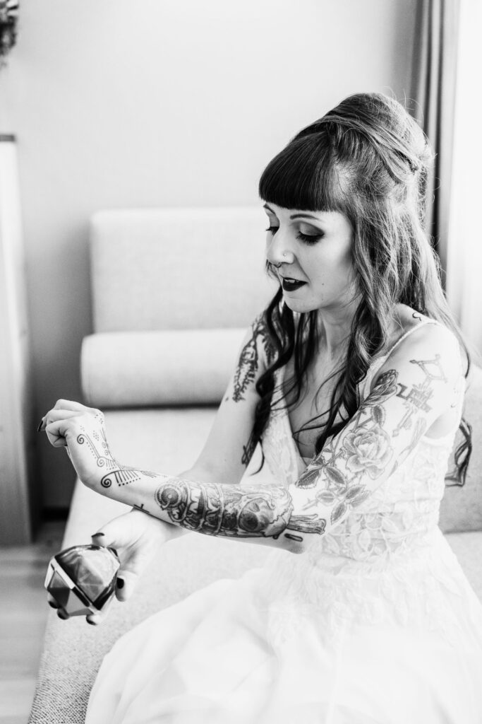 Photographe de Mariage atypique et rock en Suisse dans le canton de Fribourg, photos de préparatifs des mariés