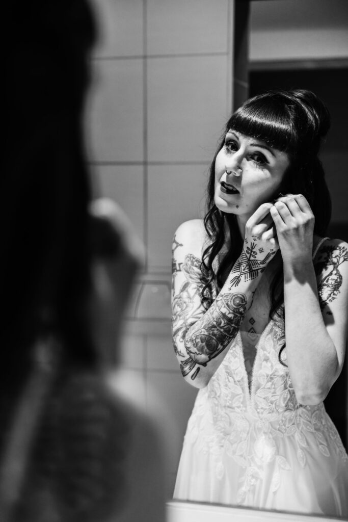 Photographe de Mariage atypique et rock en Suisse dans le canton de Fribourg, photos de préparatifs des mariés