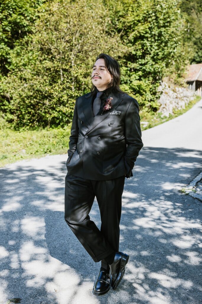 Photographe de Mariage atypique et rock en Suisse dans le canton de Fribourg, first look et photos de couple des mariés