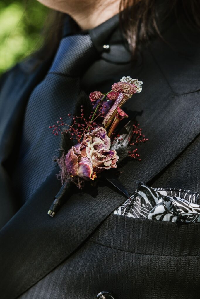 Photographe de Mariage atypique et rock en Suisse dans le canton de Fribourg, first look et photos de couple des mariés