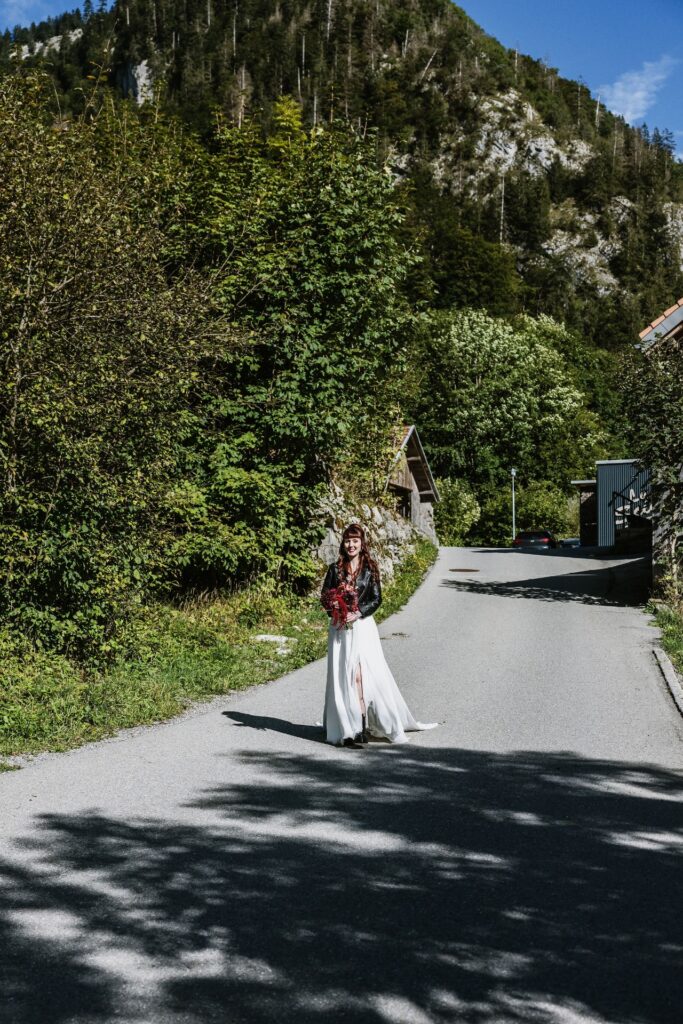 Photographe de Mariage atypique et rock en Suisse dans le canton de Fribourg, first look et photos de couple des mariés