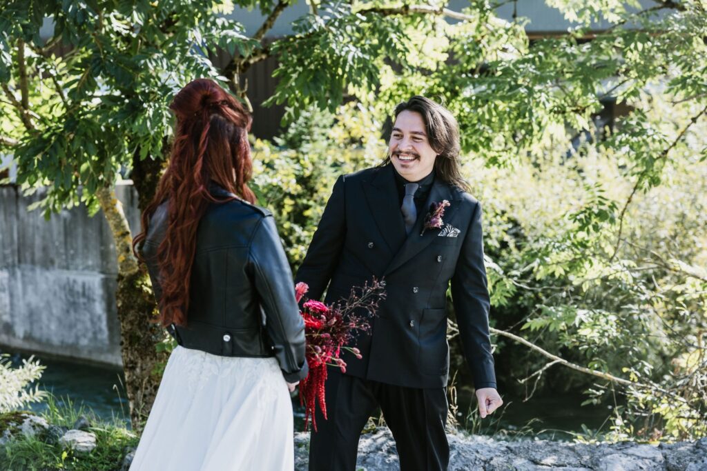 Photographe de Mariage atypique et rock en Suisse dans le canton de Fribourg, first look et photos de couple des mariés