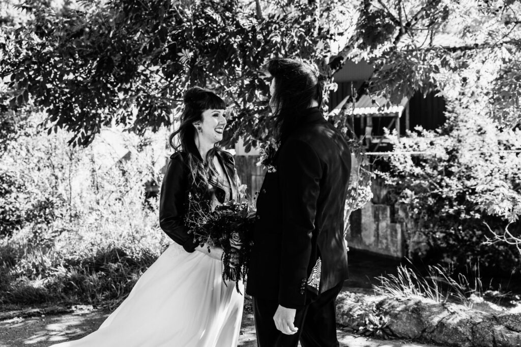 Photographe de Mariage atypique et rock en Suisse dans le canton de Fribourg, first look et photos de couple des mariés