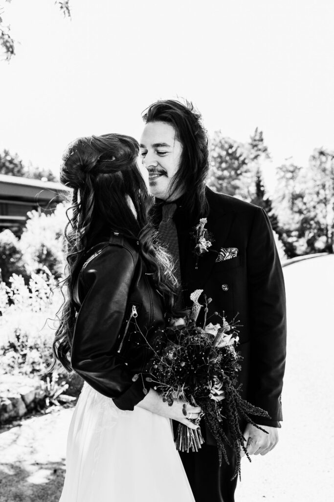 Photographe de Mariage atypique et rock en Suisse dans le canton de Fribourg, photos de couple intimiste des mariés
