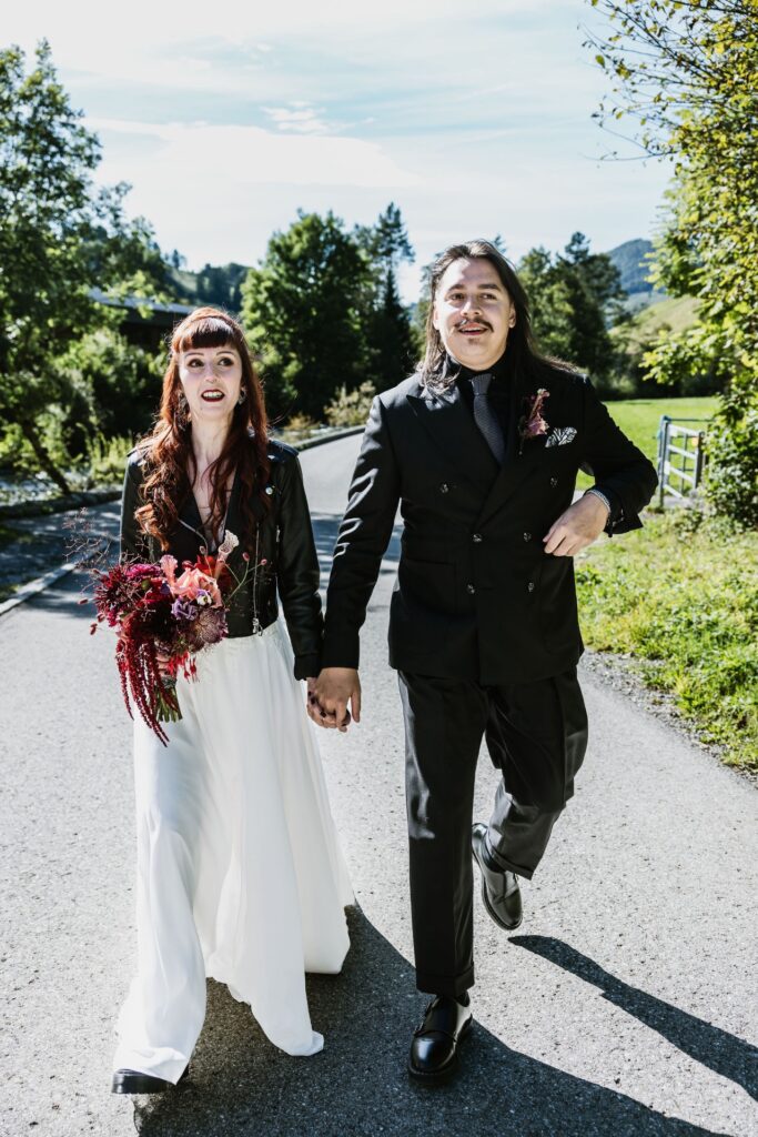 Photographe de Mariage atypique et rock en Suisse dans le canton de Fribourg, photos de couple intimiste des mariés