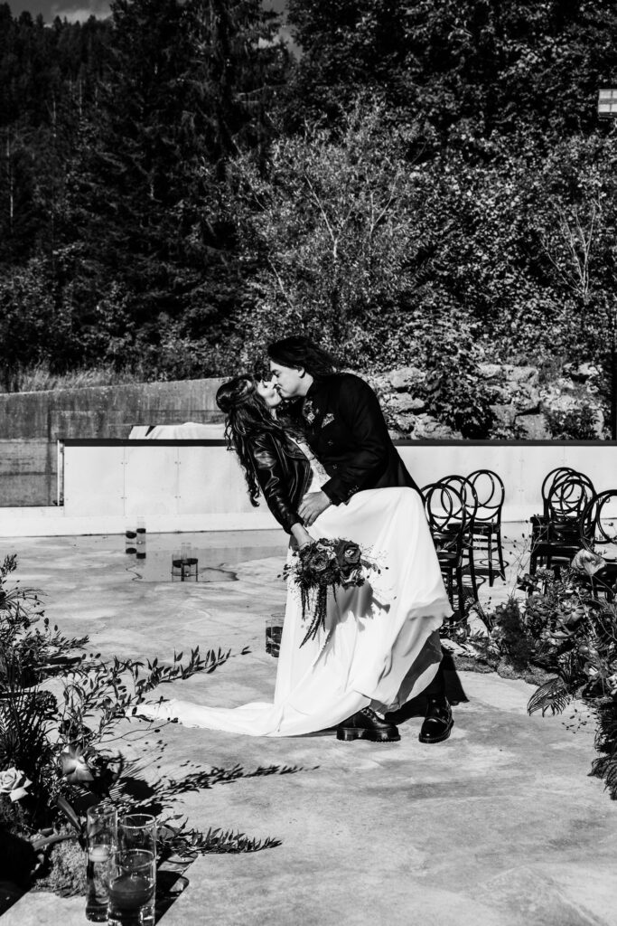 Photographe de Mariage atypique et rock en Suisse dans le canton de Fribourg, photos de couple intimiste des mariés
