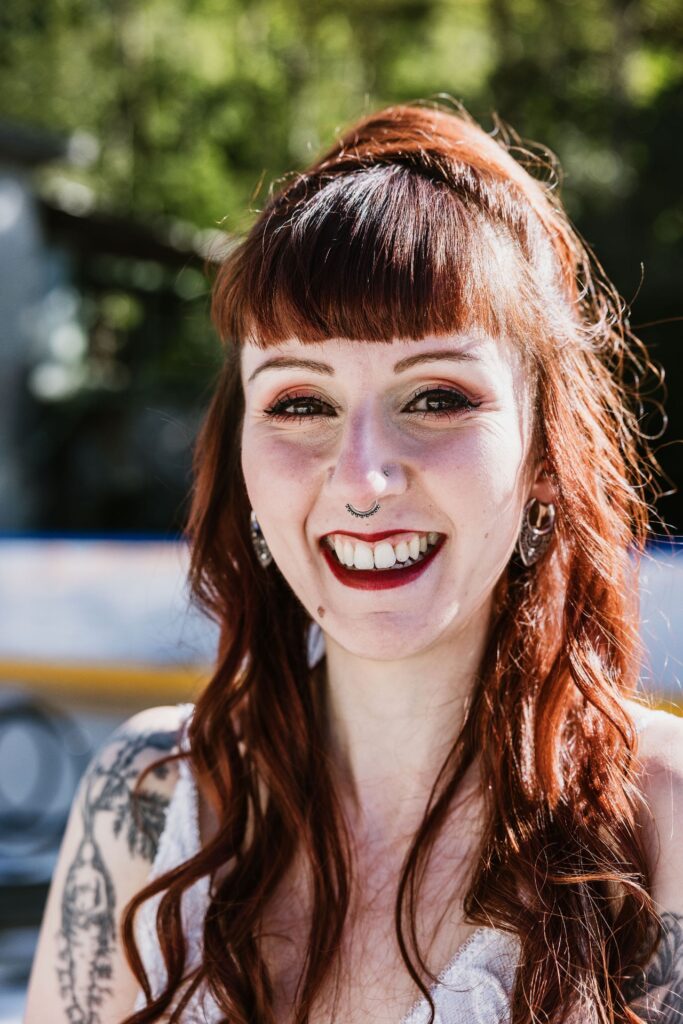 Photographe de Mariage atypique et rock en Suisse dans le canton de Fribourg, photos de couple intimiste des mariés